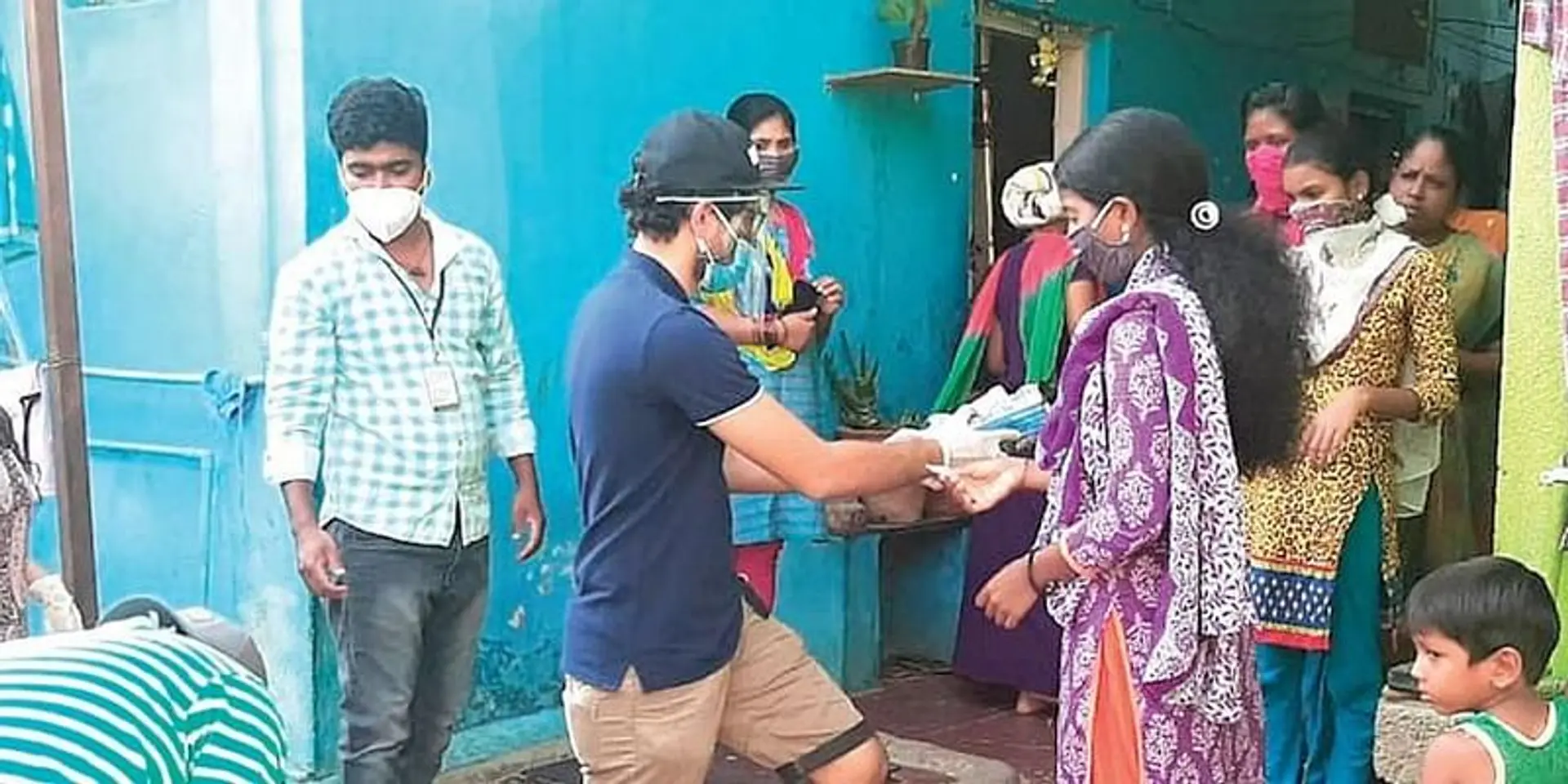 वी स्टैंड बाय हर: गुरुग्राम का ये ग्रुप प्रवासी महिलाओं को बांट रहा फ्री सैनेटरी नैपकीन