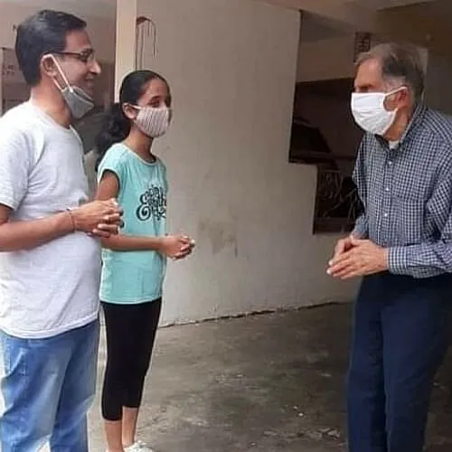 रतन टाटा पुणे में बीमार पूर्व कर्मचारी से मिलते हुए।  साभार: LinkedIn:Yogesh Desai