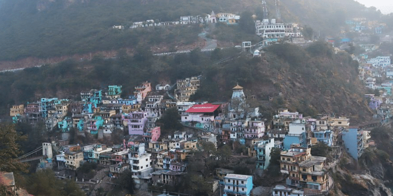 उत्तराखंड: हिमालयी क्षेत्र में आपदाओं को न्योता देती बिना योजना के बन रही इमारतें