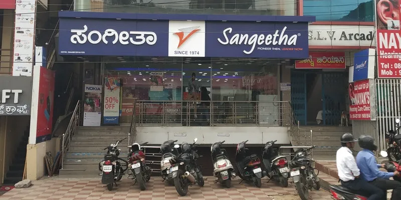 बेंगलुरु के काठीपुरम स्थित संगीता मोबाइल्स का स्टोर 