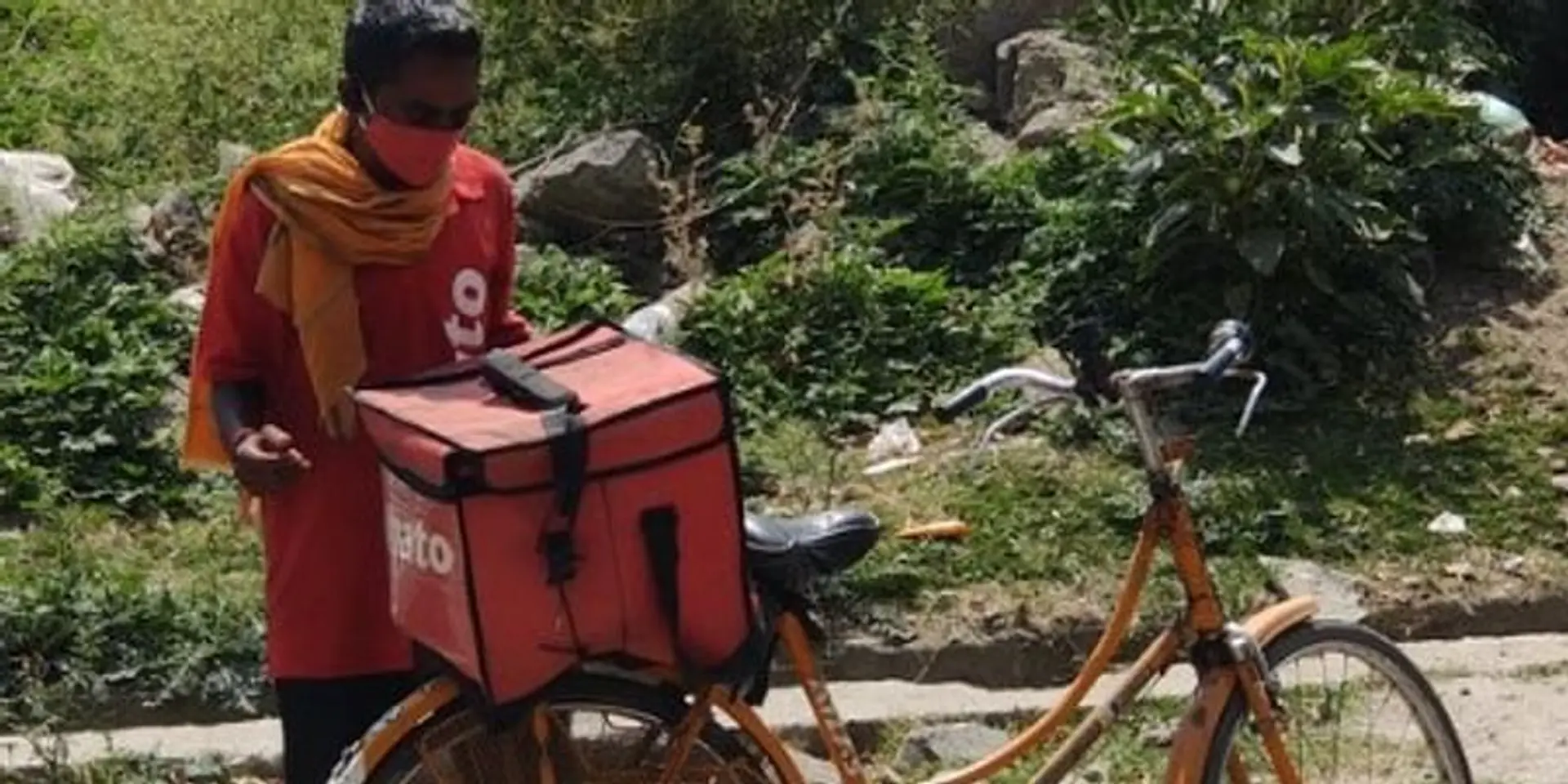 डिलीवरी बॉय ने चिलचिलाती धूप में साईकिल से पूरा किया ठंडी कोलड्रिंक का ऑर्डर, लोगों ने पैसे जुटाकर गिफ्ट की मोटरसाईकिल