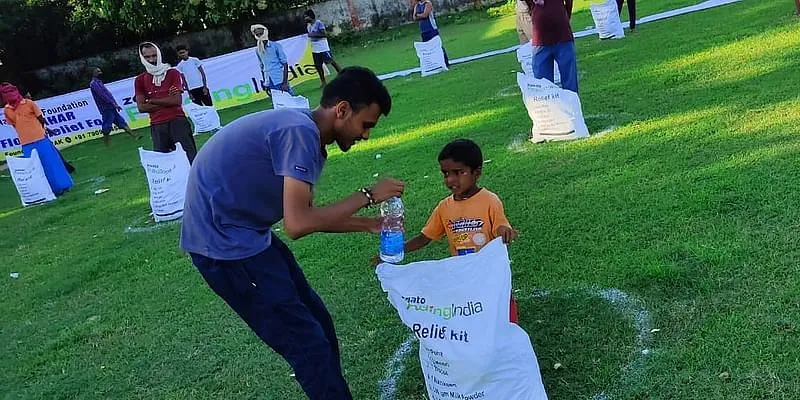 बिहार बाढ़ के दौरान परिवारों को राहत किट बांटे गए।