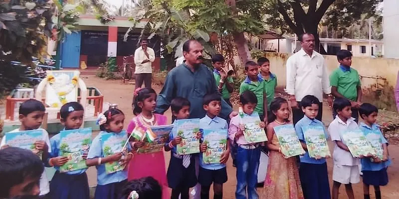 चन्नपटना के स्कूलों के छात्रों के साथ मोहन राजू