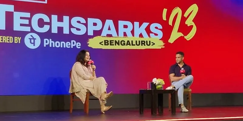 TechSparks 2023 के मंच पर YourStory की फाउंडर और सीईओ श्रद्धा शर्मा के साथ फायरसाइड चैट के दौरान Zerodha के फाउंडर और सीईओ नितिन कामथ