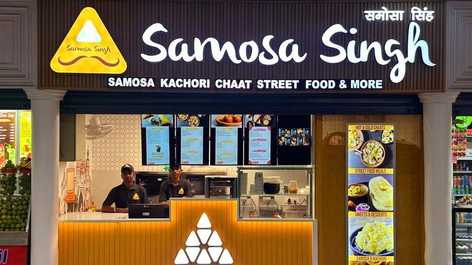 Samosa Singh की दिल्ली में एंट्री; खोला पहला आउटलेट