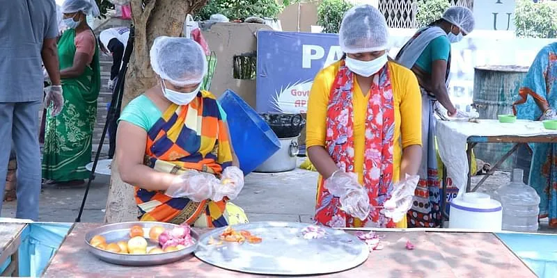 यह टीम स्वच्छता बनाए रखते हुए श्रमिकों को ताजा तैयार भोजन परोसती है।