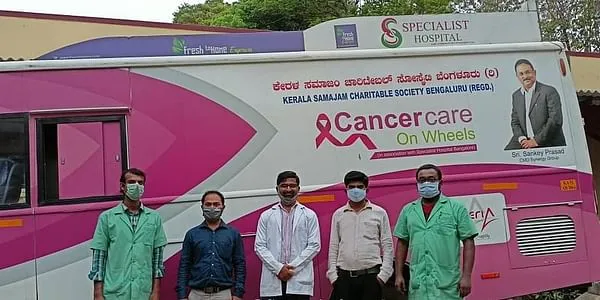केरल समाजम द्वारा दान की गई एंबुलेंस में से एक 