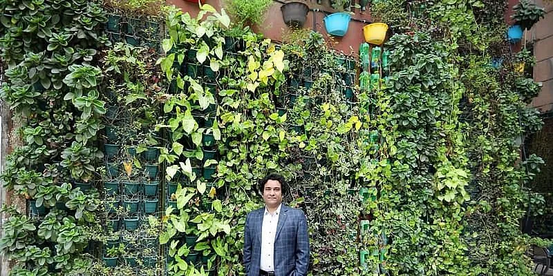अपने वर्टिकल गार्डन के साथ रोहित मेहरा