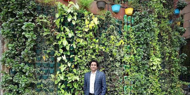अपने वर्टिकल गार्डन के साथ रोहित मेहरा