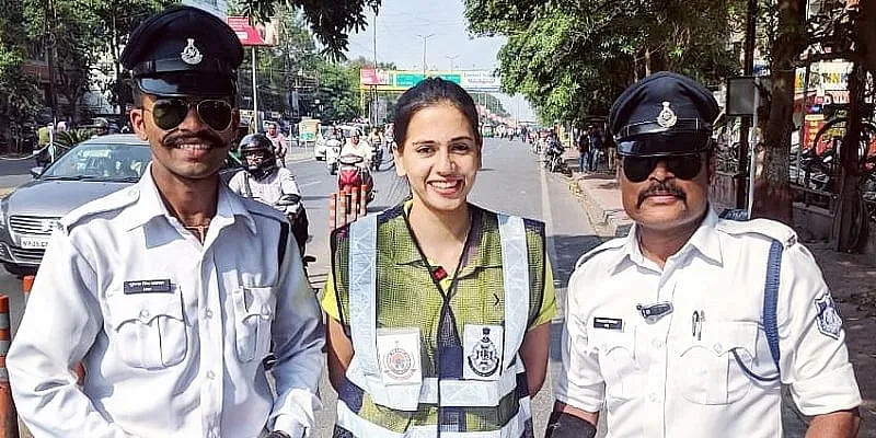 इंदौर ट्रैफिक पुलिस के साथ शुभी 