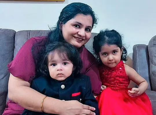 प्रिया शर्मा अपने बेटे और बेटी के साथ