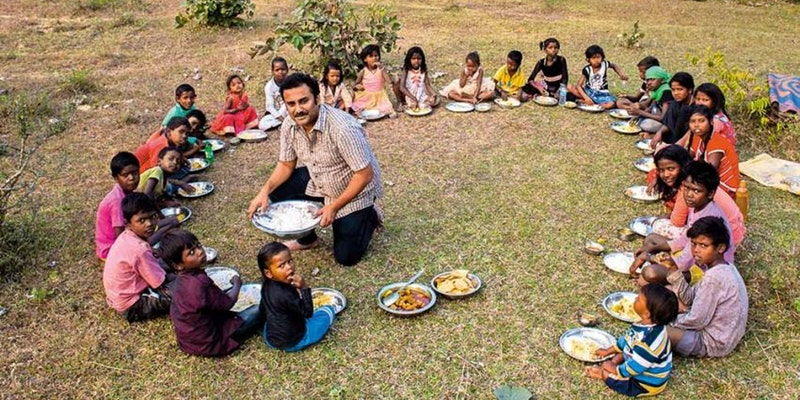 कोलकाता में सड़क पर बच्चों को मुफ्त भोजन और स्वास्थ्य जांच प्रदान कर रहे यह इंजीनियरिंग प्रोफेसर