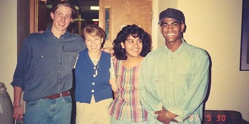 नताशा (दाएं से दूसरा) नॉर्थ कैरोलिना के एशविले स्कूल में सहपाठियों के साथ।