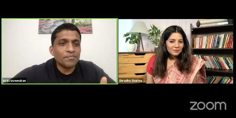 TechSparks 2020 के दौरान एडटेक यूनिकॉर्न BYJU'S के फाउंडर और सीईओ बायजू रविन्द्रन YourStory की फाउंडर और सीईओ श्रद्धा शर्मा के साथ बातचीत करते हुए