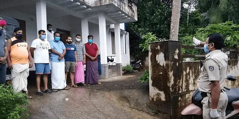 बचाव दल को सलामी देते हुए पुलिस अधिकारी (फोटो साभार: Twitter)