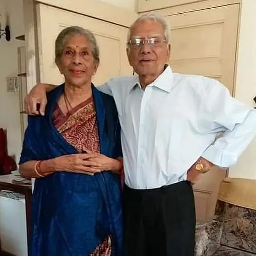 लता चौधरी अपने पति योगेंद्र शंकर चौधरी के साथ मुंबई में अपने घर पर 