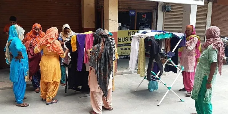 लोग 'सद्भावना स्टोर' से अपने पसंद के किसी भी कपड़े को महज 10 रुपये में खरीद सकते हैं