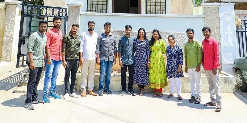 एक शेल्टर होम के बाहर सेकेंड चांस की टीम। 
