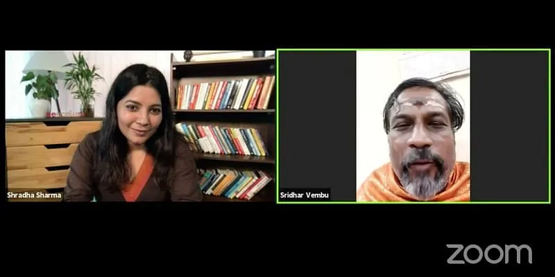 श्रीधर वेम्बु, चेन्नई स्थित Zoho के फाउंडर और सीईओ, YourStory की फाउंडर और सीईओ श्रद्धा शर्मा के साथ TechSparks 2020 में बोलते हुए