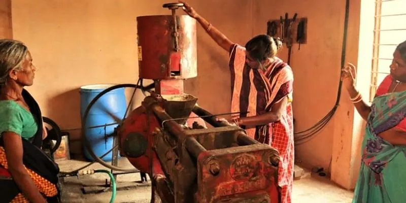 महिलाओं का एक समूह झारखंड के गुनिया में सौर मशीनों के द्वारा सरसों का तेल निकालती हैं। सौर ऊर्जा के विकेंद्रीकृत विकल्पों से रोजगार मिलने का यह एक सफल उदाहरण है। तस्वीर-मनीष कुमार