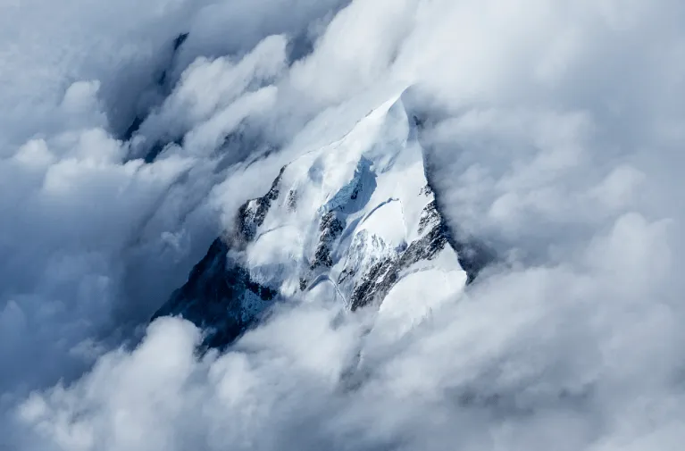 ऑस्ट्रेलिया के मार्क क्लिंटन द्वारा ली गई तस्वीर, चलते तूफान के दौरान माउंट कुक से नीचे देखते हुए 