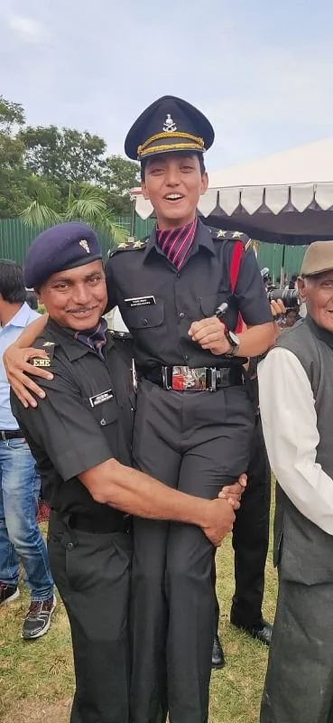 लेफ्टिनेंट मनीषा के पिता ओटीए से ग्रेजुएशन की पासिंग आउट परेड में जश्न मनाते हुए। 