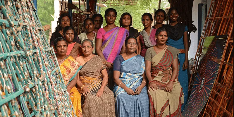 धनलक्ष्मी (एकदम बाएं), ने अपने गांव की 550 से अधिक महिलाओं को सीरियल बल्ब इंस्टालर के रूप में काम करने के लिए प्रशिक्षित किया है। इनमें से कई महिलाएं अब अपनी यूनिट्स चला रही हैं, कई अन्य महिलाओं को रोजगार दे रही हैं।