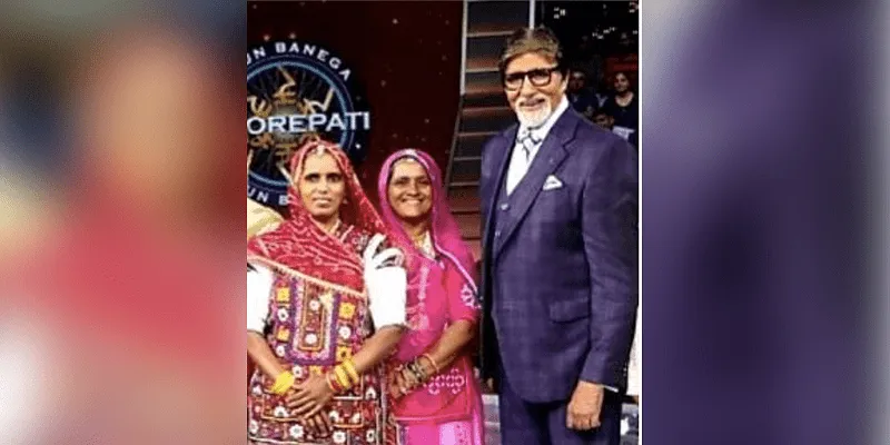अमिताभ बच्चन के साथ कौन बनेगा करोड़पति के एक विशेष एपिसोड में सुगड़ी देवी (बाएं)