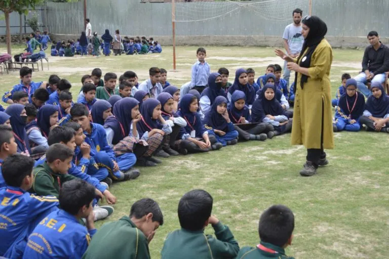 कश्मीर के विद्यार्थियों को संरक्षण के बारे में बताती आलिया मीर। तस्वीर- वाइल्डलाइफ एसओएस