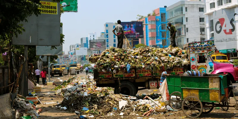 यह शहरी क्षेत्रों में सड़कों पर बिखरे कचरे का प्रतीकात्मक चित्र है। फोटो साभार: Kelly Lacy, Pexels