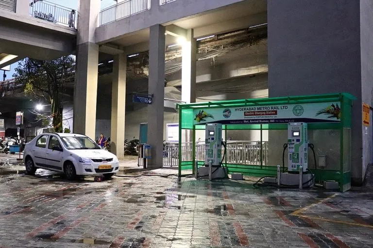भारत के लोग तेजी से इलेक्ट्रिक वाहनों को अपना रहे हैं लेकिन सार्वजनिक चार्जिंग स्टेशनों की कमी एक बड़ी चुनौती है। तस्वीर– आईमहेश/विकिमीडिया कॉमन्स