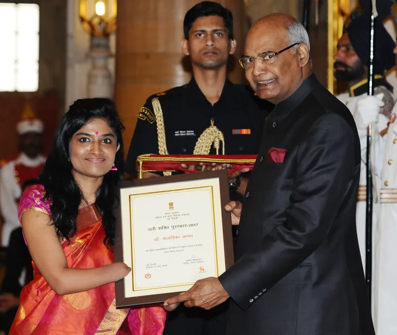 राष्ट्रपति रामनाथ कोविंद के हाथों वर्ष 2018 का नारी शक्ति पुरस्कार ग्रहण करते हुए डॉ. मालविका अय्यर