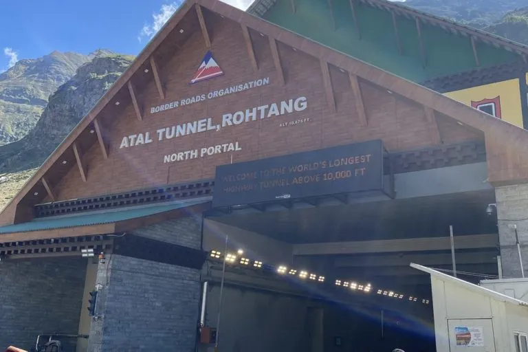 हिमाचल प्रदेश के रोहतांग में अटल टनल। अक्टूबर 2020 में खुलने वाली सुरंग ने हिमाचल में लाहौल घाटी और लद्दाख के लेह शहर तक की यात्रा को आसान बना दिया है। तस्वीर– विनयराज/विकिमीडिया कॉमन्स।
