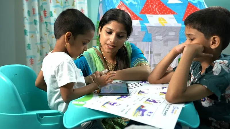 छात्रों को स्क्वायर पांडा के सीखने के मंच के माध्यम से नेविगेट करने में मदद करने वाली शिक्षिका