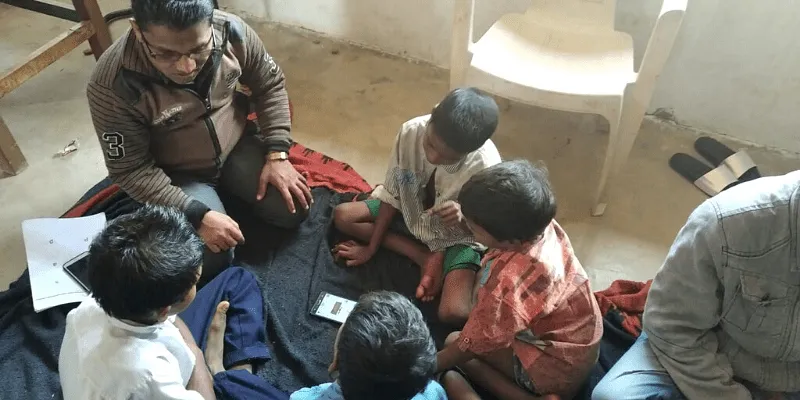 धमतरी जिले के एक सरकारी स्कूल में शिक्षक वर्ग पांडा के प्लेटफार्मों के माध्यम से बच्चों को पढ़ने के लिए सक्षम करते हैं।