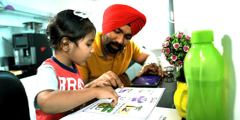 पिता अपने बेटे की सीखने में सहायता करते हैं