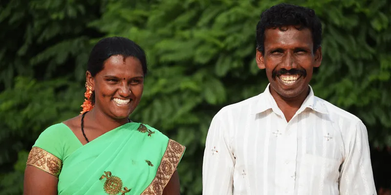 कर्नाटक में कंचनप्पा और उनकी पत्नी सविता को ईंट के भट्टे से मुक्त कराया गया। आज, वे अपनी जमीन और यहां तक कि पूर्व बंधुआ मजदूरों को भी काम पर रखते हैं, इसलिए वे यह भी जानते हैं कि यह काम करना और आजाद जीवन जीने के क्या मायने हैं। फोटो साभार: IJM