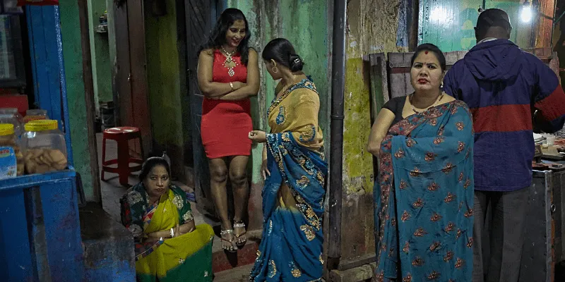 कोलकाता के रेड-लाइट जिले सोनागाछी की एक फाइल फोटो, जिसमें शेफाली ** जैसी कई महिलाओं और युवा लड़कियों को वेश्यावृत्ति के लिए मजबूर किया जाता है।