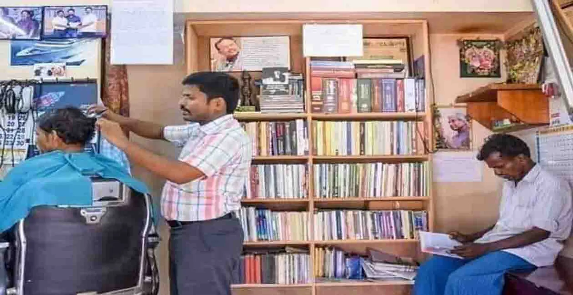 गरीबी के कारण बचपन में छूट गई थी पढ़ाई, पढ़ने का शौक पूरा करने के लिए सैलून को बना दिया लाइब्रेरी