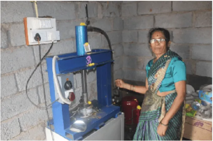 नलिनी नागप्पा शेट्टी अपने व्यवसाय के लिए खरीदी गई पेपर-प्लेट बनाने की मशीन के साथ 