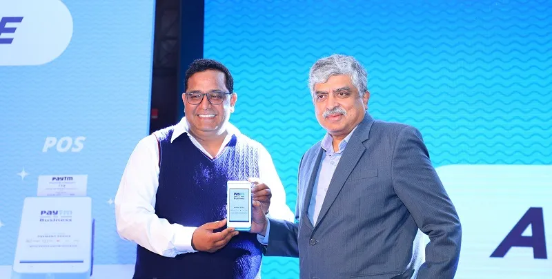 Paytm के चीफ विजय शेखर शर्मा मंगलवार को बेंगलुरु में Paytm 'ऑल-इन-वन' एंड्रॉइड POS लॉन्च पर नंदन नीलेकणि के साथ।