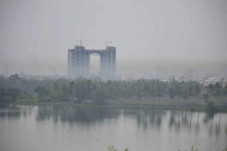 कोलकाता के साल्ट लेक शहर में नलबन जल निकाय के ऊपर प्रदूषण की धुंध देखी गई। तस्वीर– बिस्वरूप गांगुली/विकिमीडिया कॉमन्स