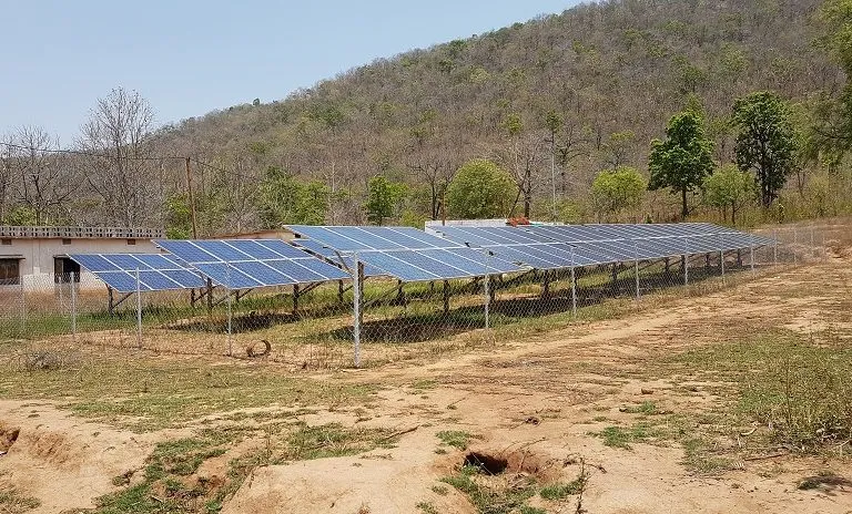 ओडिशा के नुआपाड़ा जिलें के खोलीभीतर गांव में लगा एक विकेंद्रीकित सौर ऊर्जा का एक प्लांट। तस्वीर-मनीष कुमार/मोंगाबे