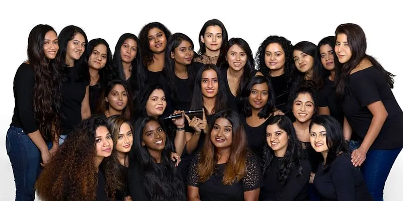 विनीता सिंह अपनी SUGAR Cosmetics टीम के साथ 