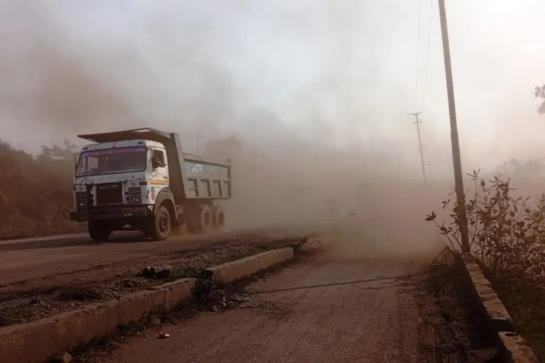 रेलवे साइडिंग से सटी एक प्रदूषित सड़क जहां गाड़ियों में कोयले लदे हैं. तस्वीर - मनीष कुमार / मोंगाबे