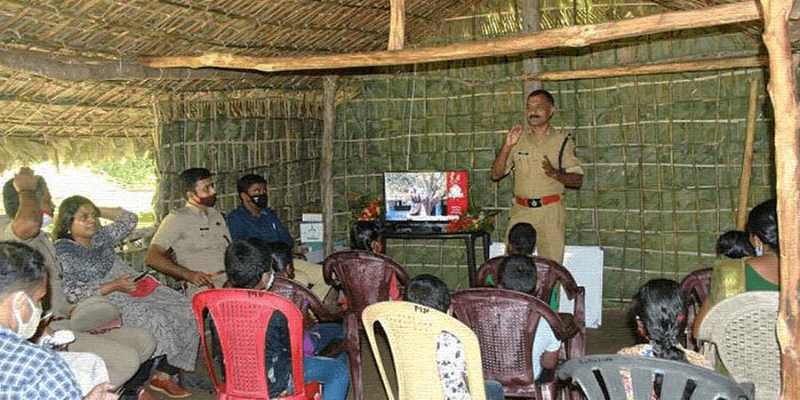 केरल में लॉकडाउन के दौरान आदिवासी बच्चों को पढ़ाने के लिये दोहरी भूमिका निभा रहे हैं पुलिस अधिकारी