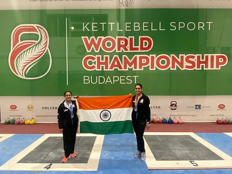 बुडापेस्ट में IUKL World Championship में हरियाणा की दो महिलाओं (L-अंशु तारावथ और R-डॉ पायल कनोदिया) ने रजत पदक जीते। 