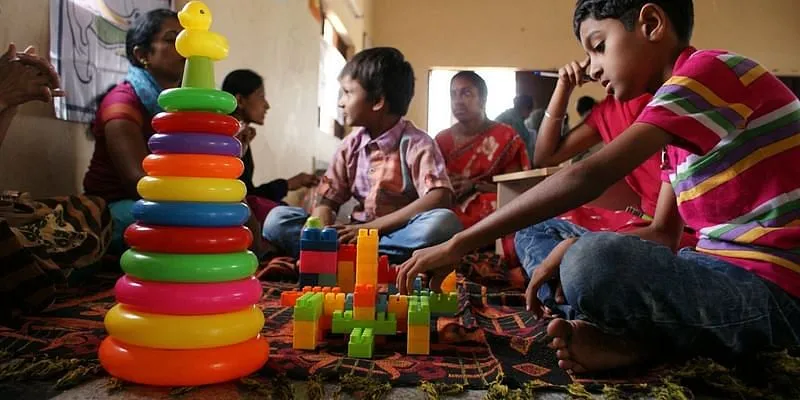 VAANI में बधिर बच्चे रचनात्मक गतिविधियों में लगे हुए हैं।
