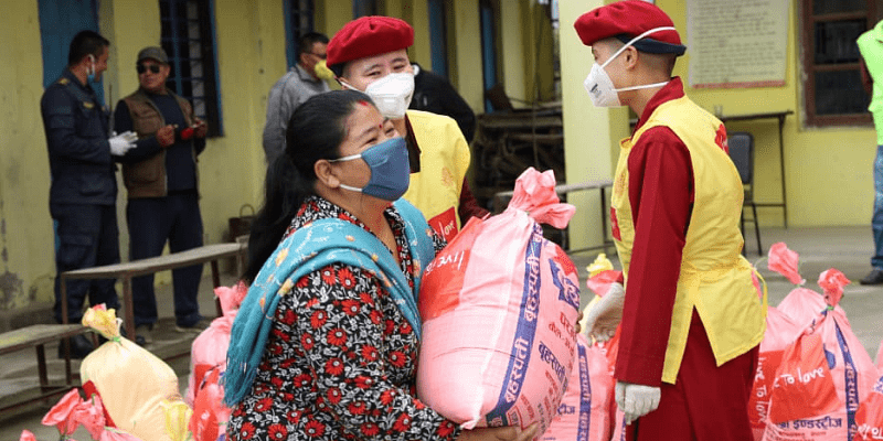 [कोविड वॉरियर्स] हिमालय में महामारी से लड़ने में मदद कर रहे हैं नॉन-प्रोफिट ऑर्गेनाइजेशन 'लिव टू लव' और 'कुंग फू नन'