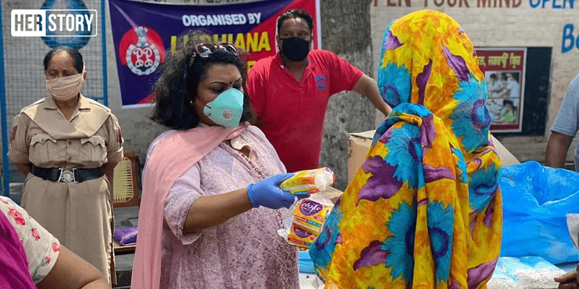 मिलिए उस आईआरएस अधिकारी से जिन्होंने 17 राज्यों में 11 लाख से अधिक पैड बांटे और मासिक धर्म स्वच्छता पर शुरू की बातचीत